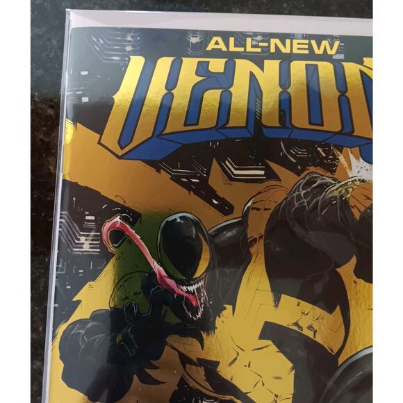 All-New Venom #1 Gold Foil Iban Coello Signed Variant Marvel Comics 2024 - Picture 4 of 9